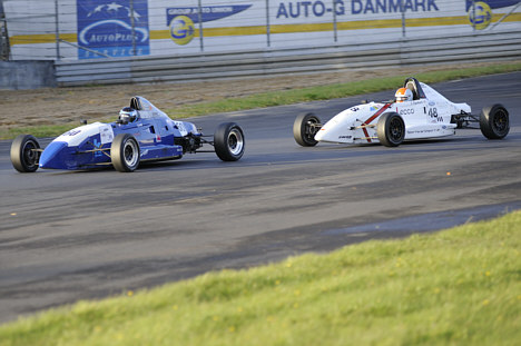 Lind (60) og Jesper Egebart (48) kæmpede til det sidste om Danmarksmesterskabet i Formel Ford, som Dennis Lind vandt.